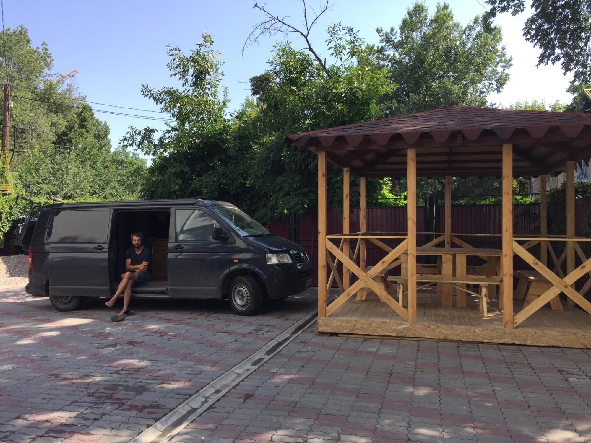 Fiveseasons Hostel Алма Ата Екстериор снимка