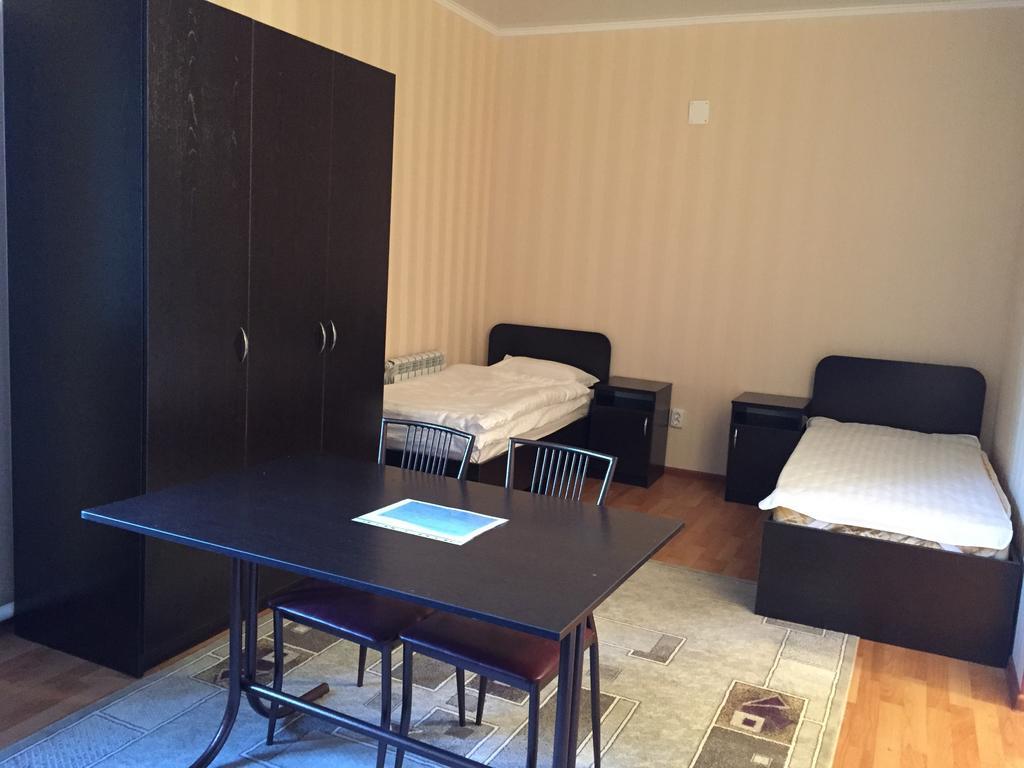 Fiveseasons Hostel Алма Ата Екстериор снимка