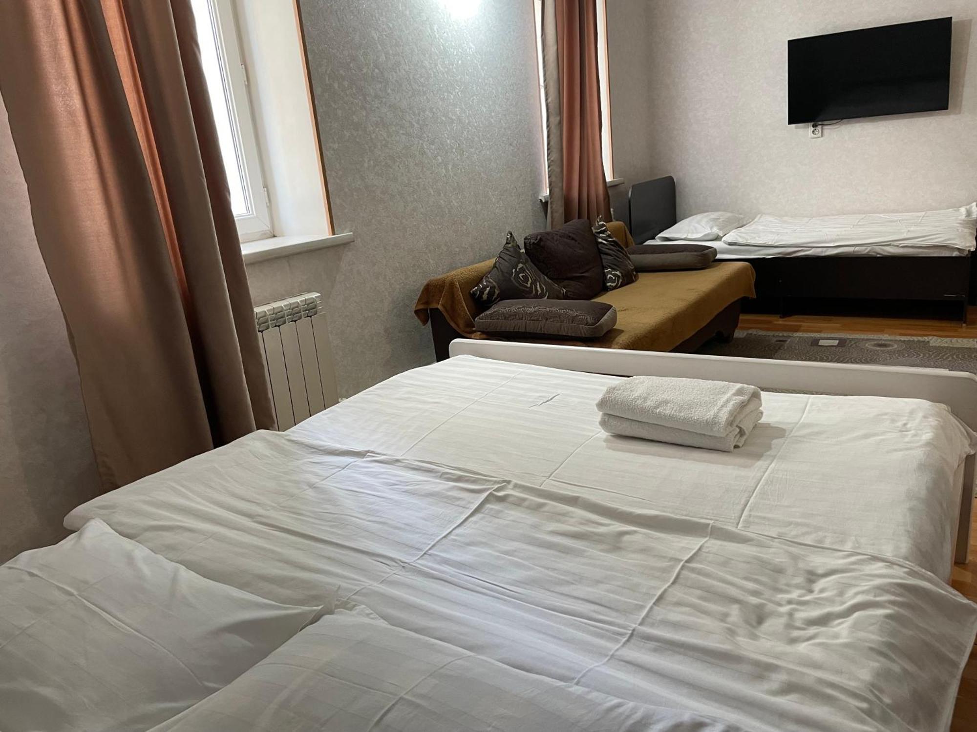 Fiveseasons Hostel Алма Ата Екстериор снимка