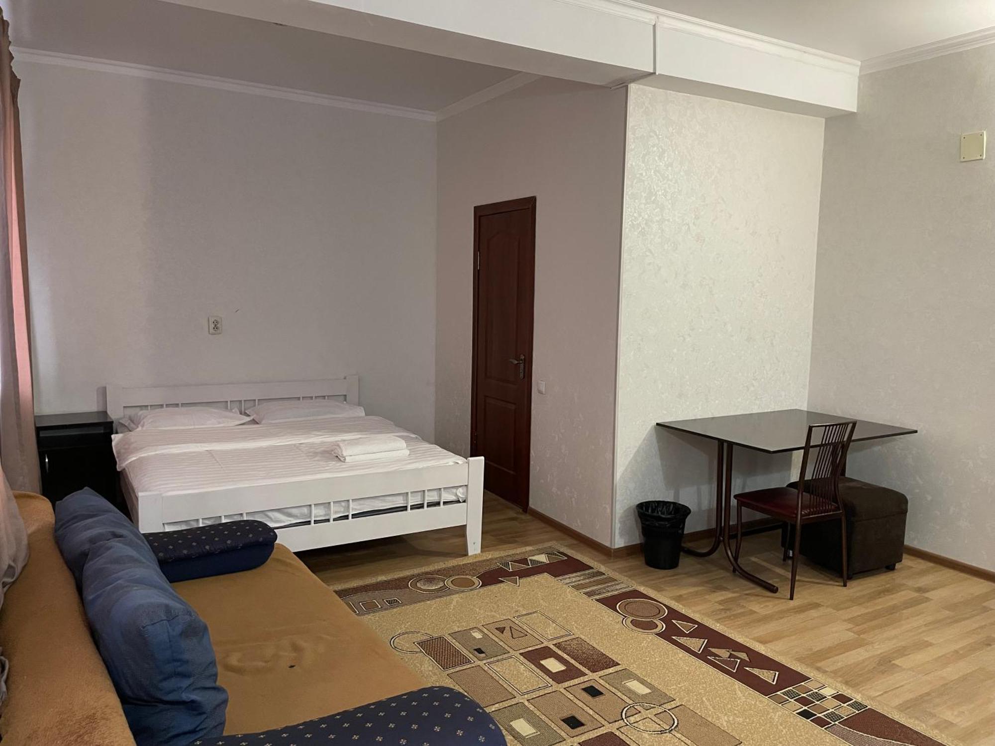 Fiveseasons Hostel Алма Ата Екстериор снимка