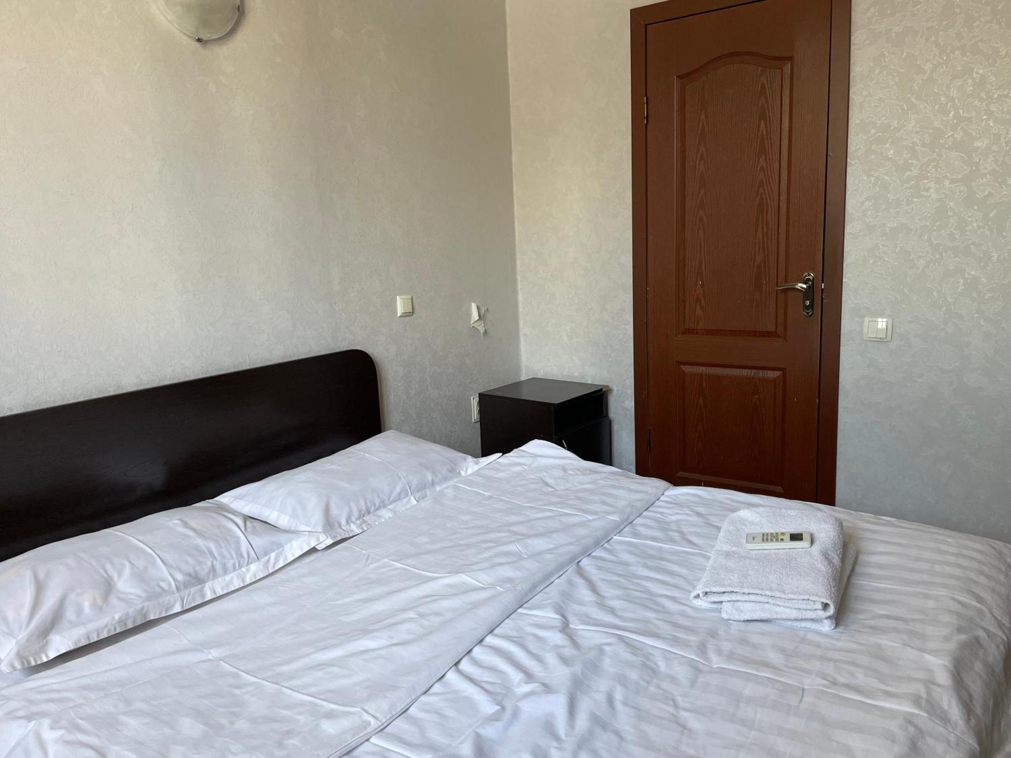 Fiveseasons Hostel Алма Ата Екстериор снимка