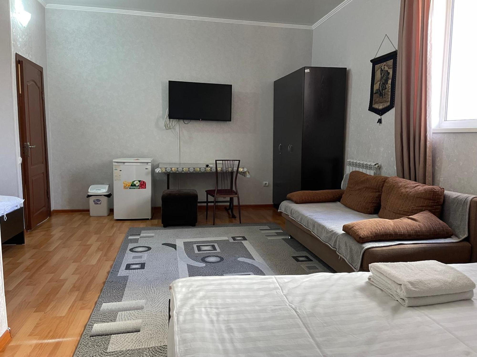 Fiveseasons Hostel Алма Ата Екстериор снимка