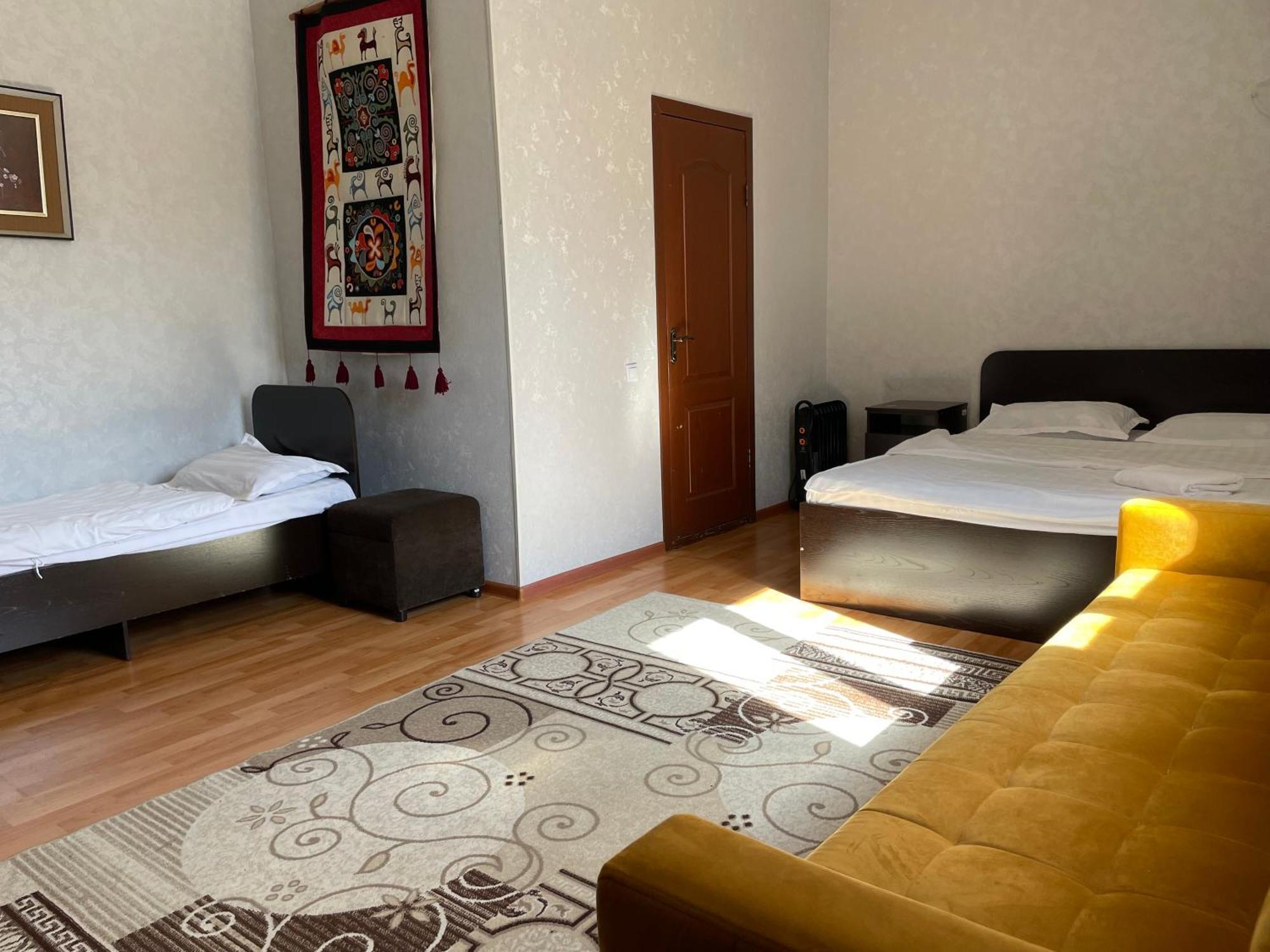 Fiveseasons Hostel Алма Ата Екстериор снимка