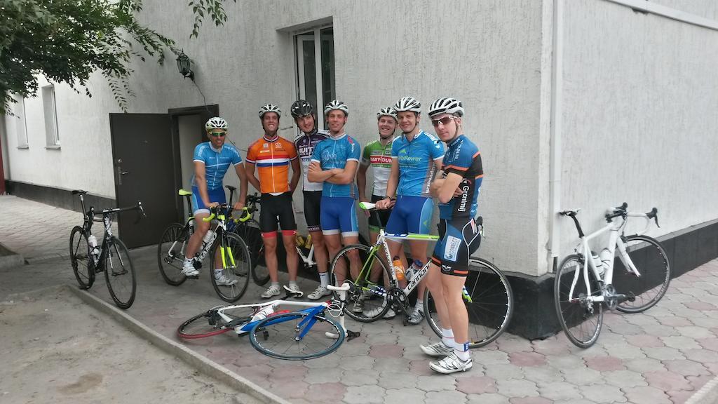 Fiveseasons Hostel Алма Ата Екстериор снимка