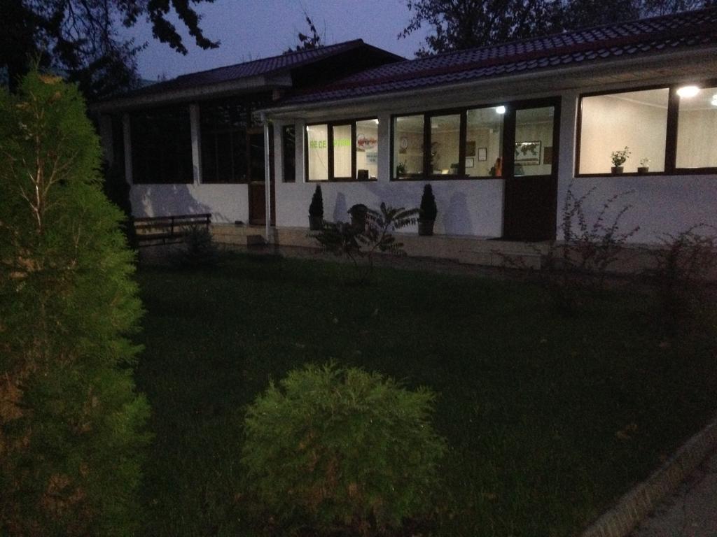 Fiveseasons Hostel Алма Ата Екстериор снимка