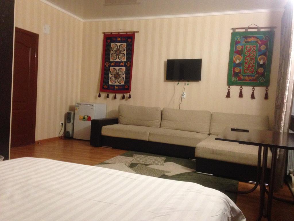 Fiveseasons Hostel Алма Ата Екстериор снимка