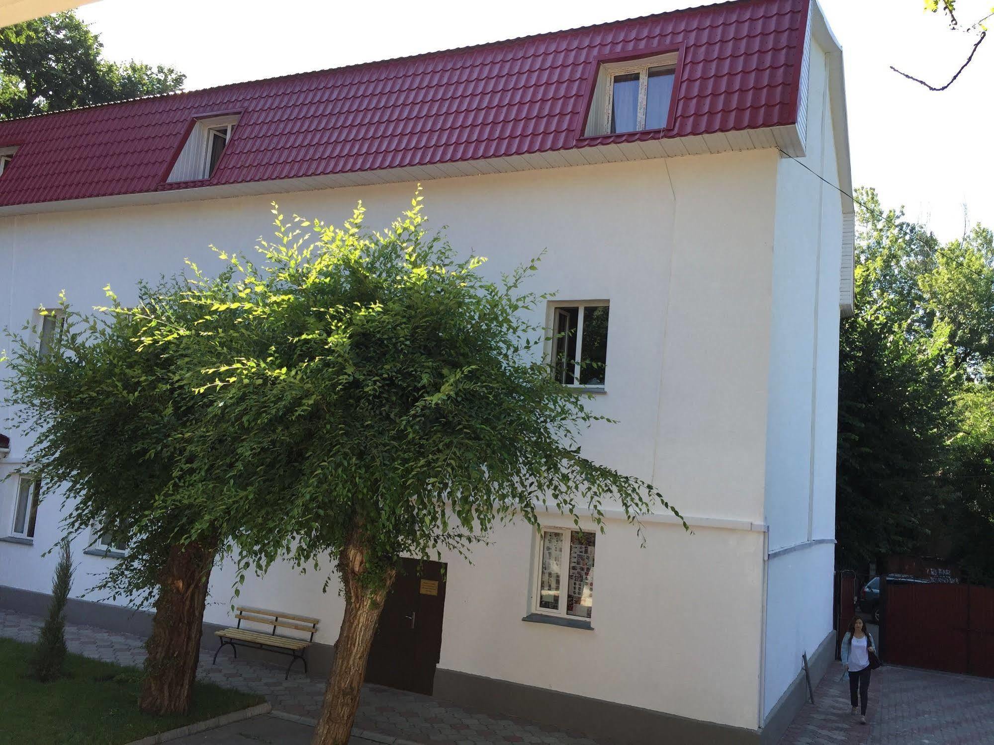 Fiveseasons Hostel Алма Ата Екстериор снимка