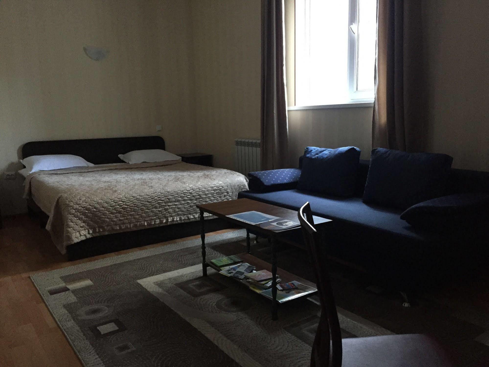 Fiveseasons Hostel Алма Ата Екстериор снимка
