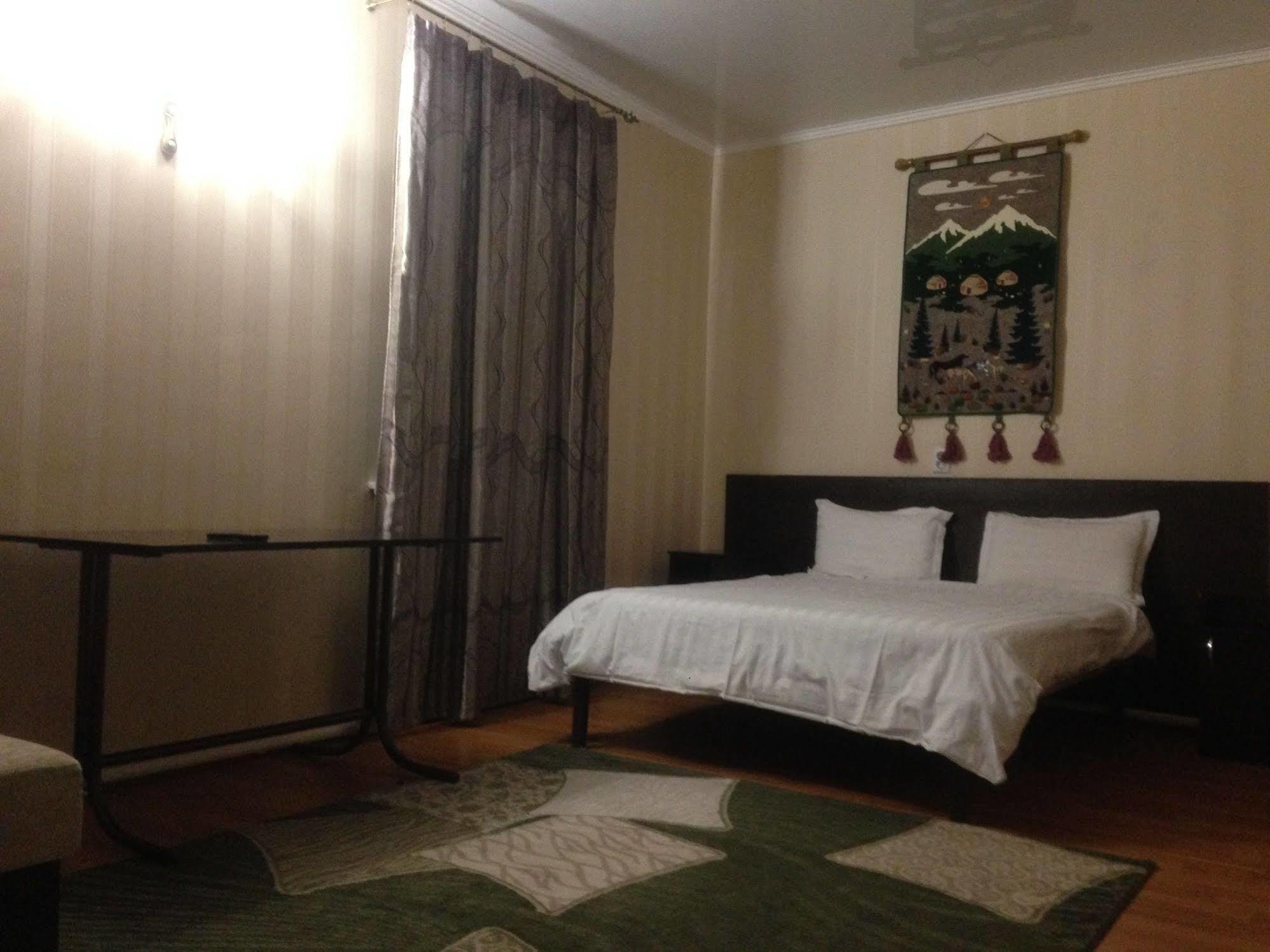 Fiveseasons Hostel Алма Ата Екстериор снимка
