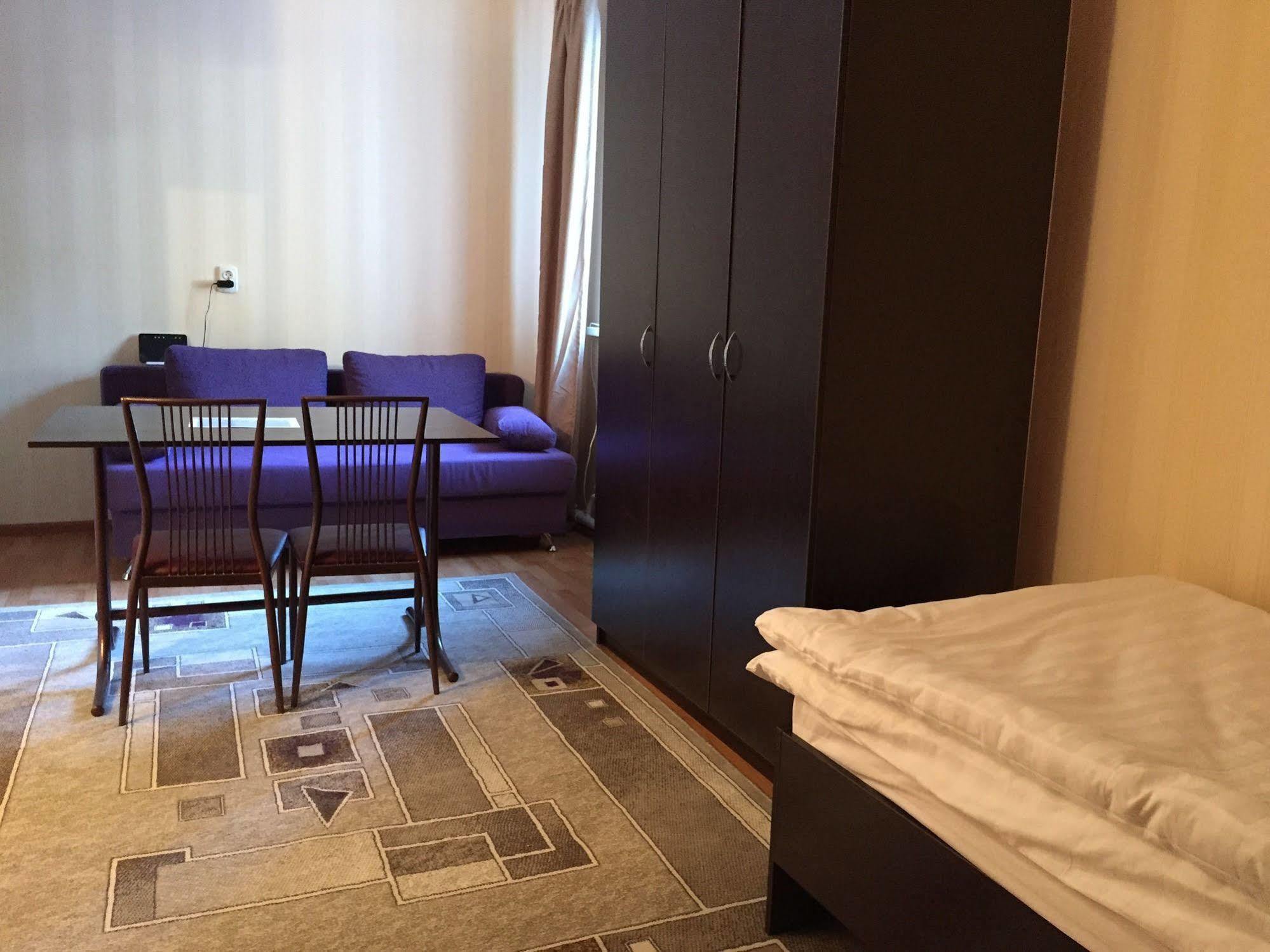 Fiveseasons Hostel Алма Ата Екстериор снимка