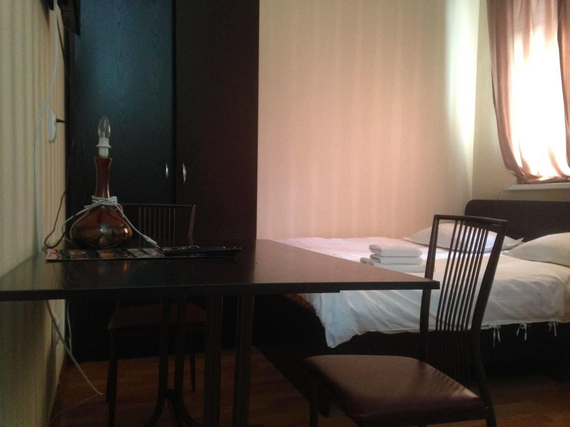 Fiveseasons Hostel Алма Ата Екстериор снимка