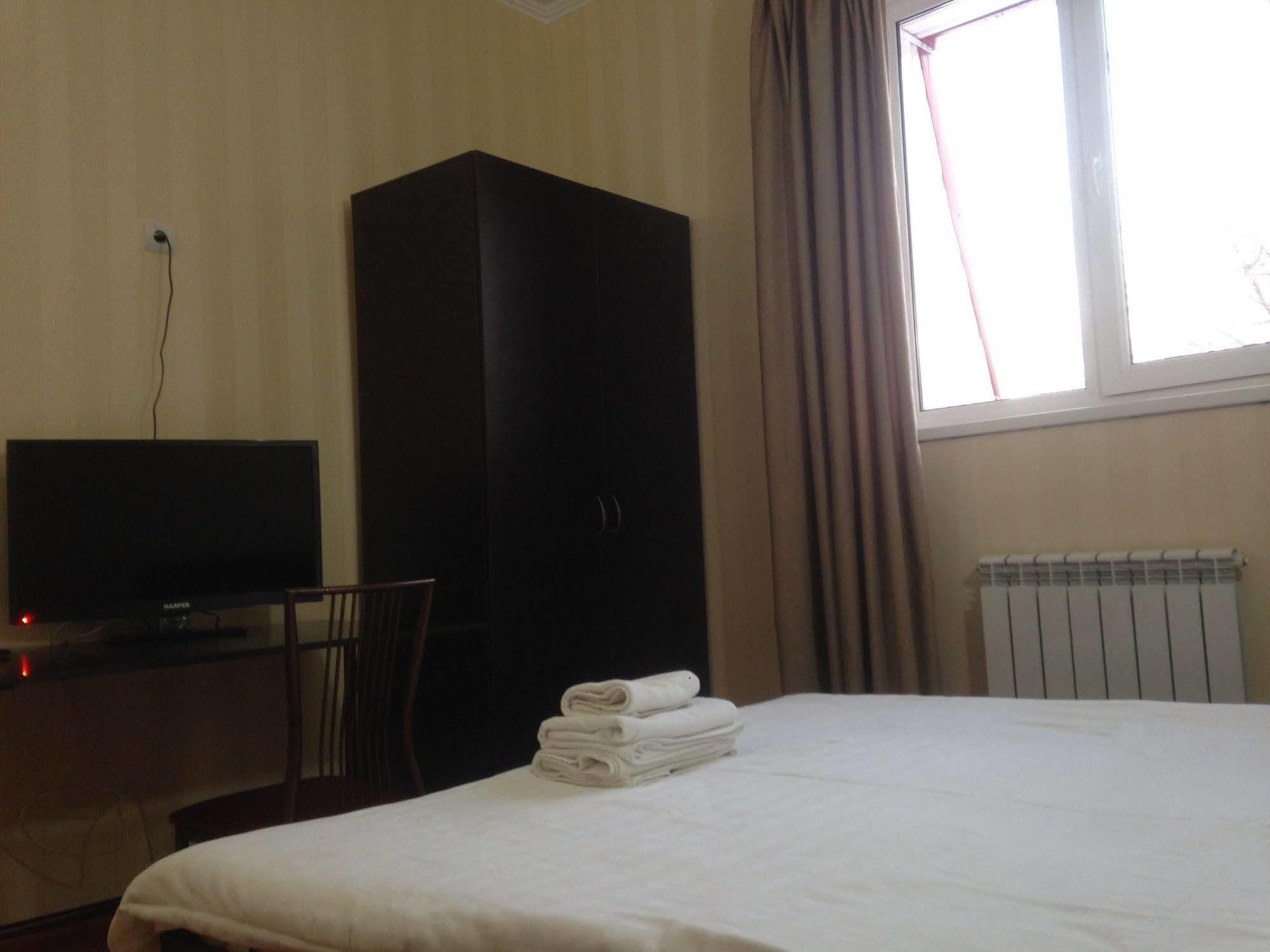 Fiveseasons Hostel Алма Ата Екстериор снимка