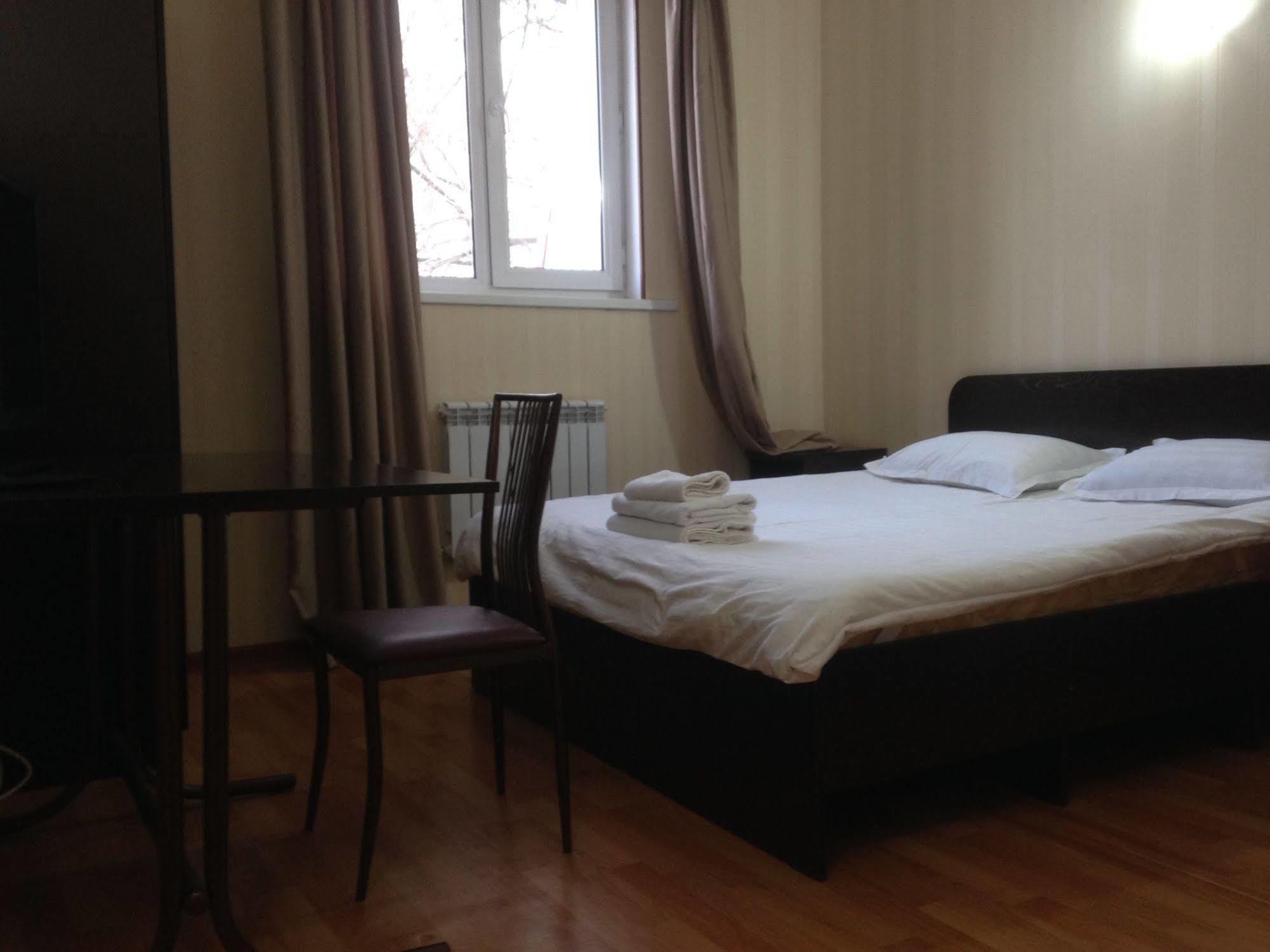 Fiveseasons Hostel Алма Ата Екстериор снимка